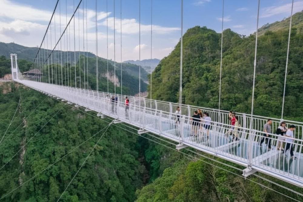 Hành trình “đi giữa trời” trên cầu kính dài nhất thế giới